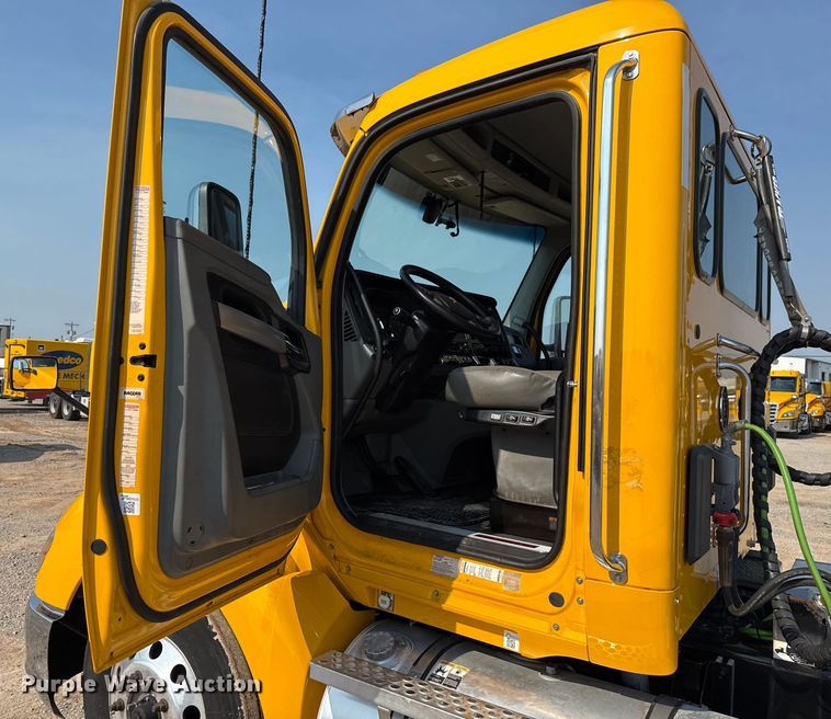 image for item EU2027 2020 Kenworth T680 semi truck