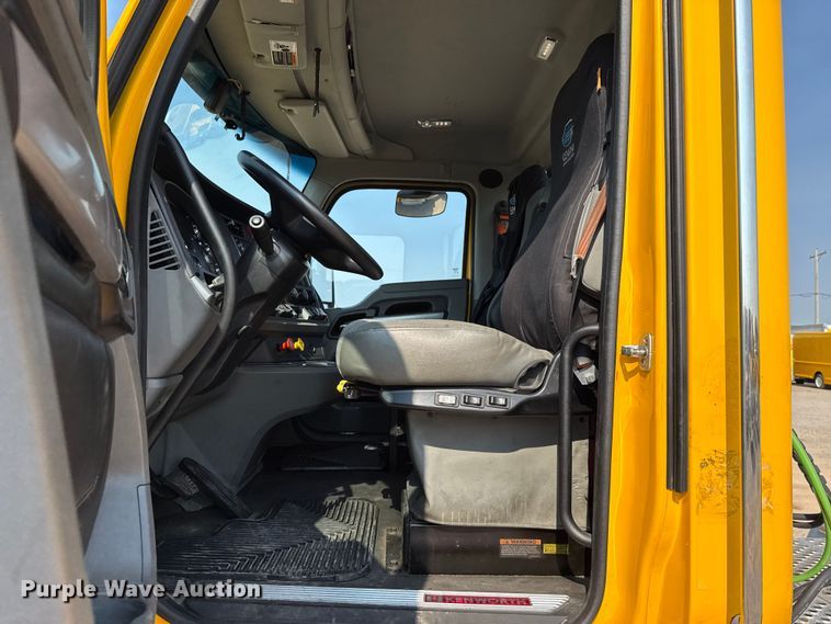 image for item EU2027 2020 Kenworth T680 semi truck