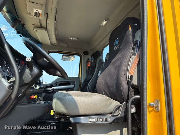 image for item EU2027 2020 Kenworth T680 semi truck