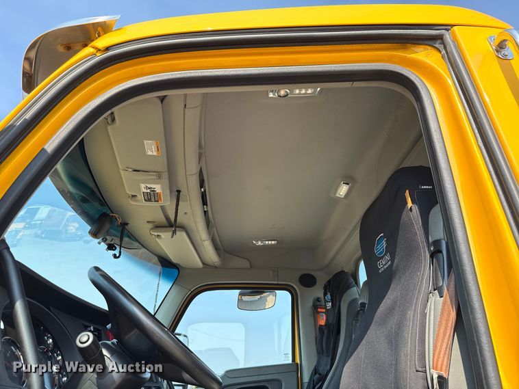 image for item EU2027 2020 Kenworth T680 semi truck