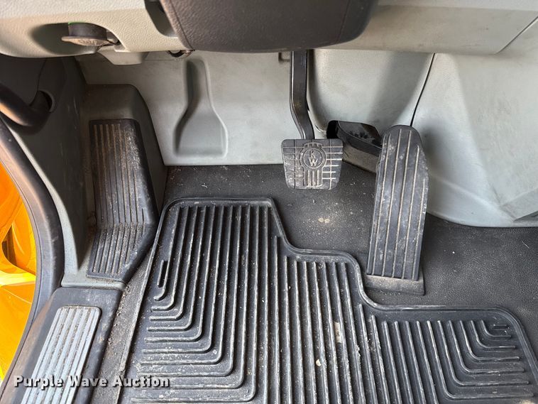 image for item EU2027 2020 Kenworth T680 semi truck