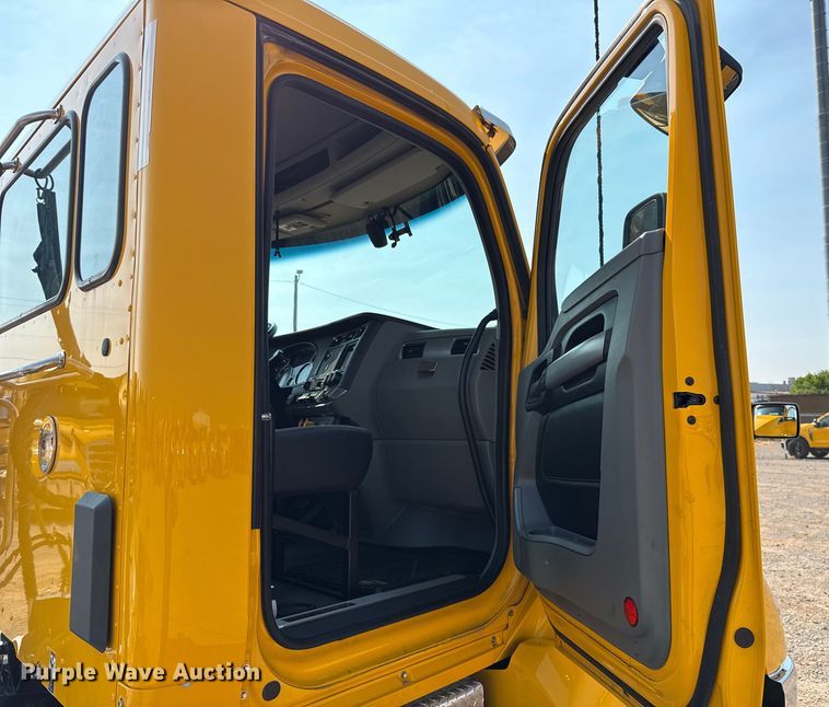 image for item EU2027 2020 Kenworth T680 semi truck