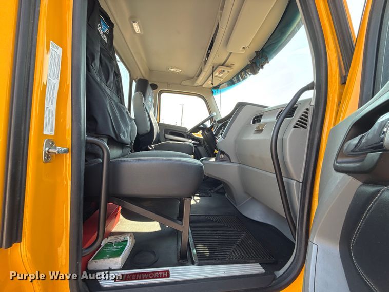 image for item EU2027 2020 Kenworth T680 semi truck