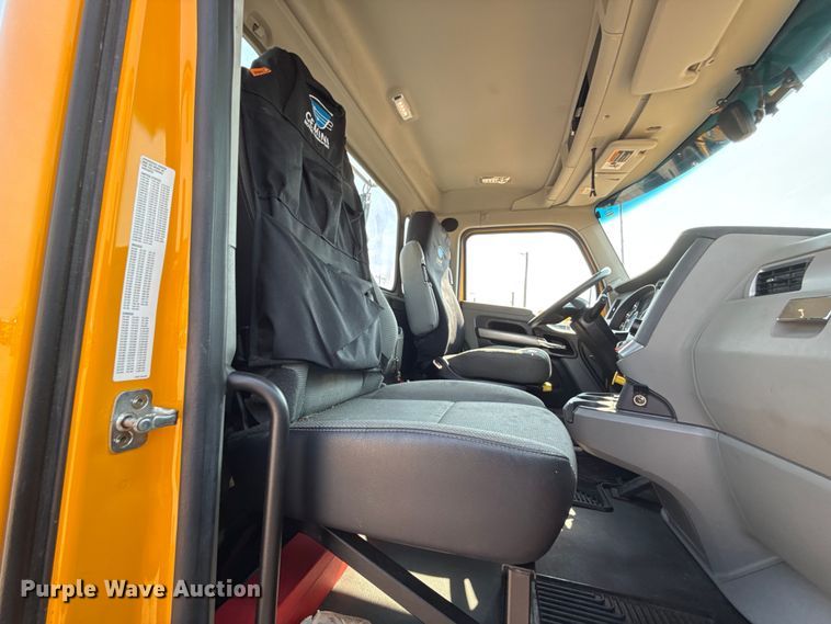 image for item EU2027 2020 Kenworth T680 semi truck