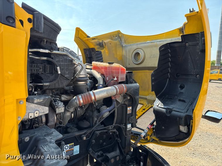 image for item EU2027 2020 Kenworth T680 semi truck