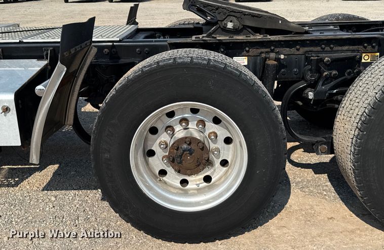 image for item EU2027 2020 Kenworth T680 semi truck