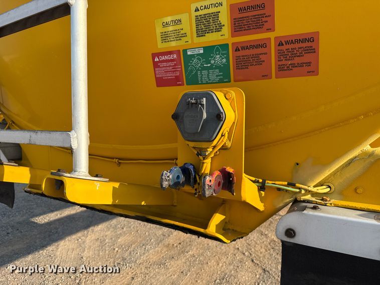 image for item EU2028 2006 Beall BAST-96-3-SB tank trailer