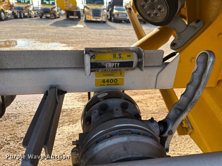 image for item EU2028 2006 Beall BAST-96-3-SB tank trailer