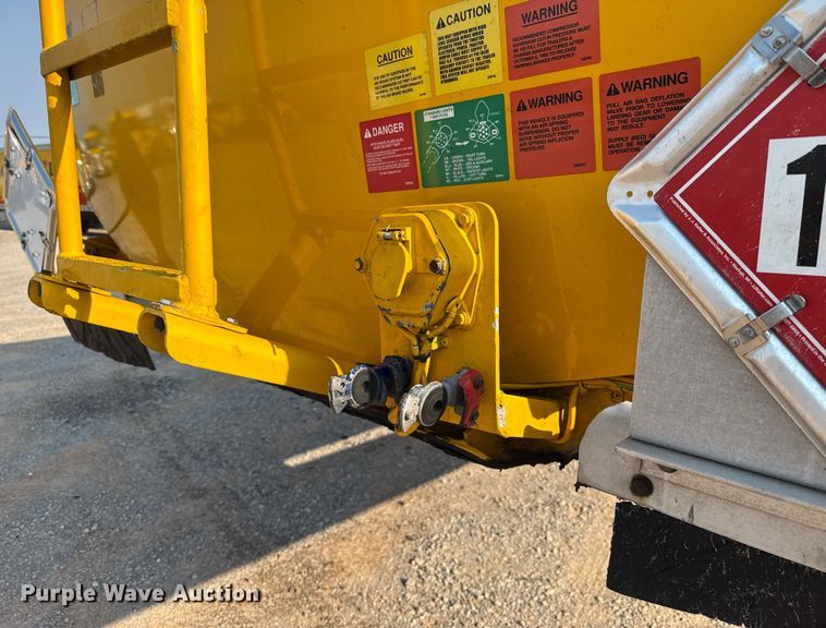 image for item EU2029 2004 Beall BAST-96-3-SB tank trailer