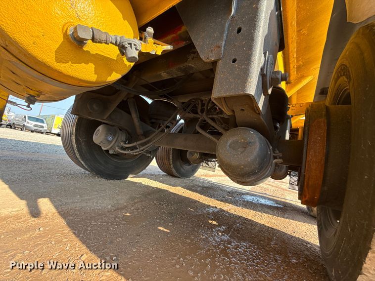 image for item EU2029 2004 Beall BAST-96-3-SB tank trailer