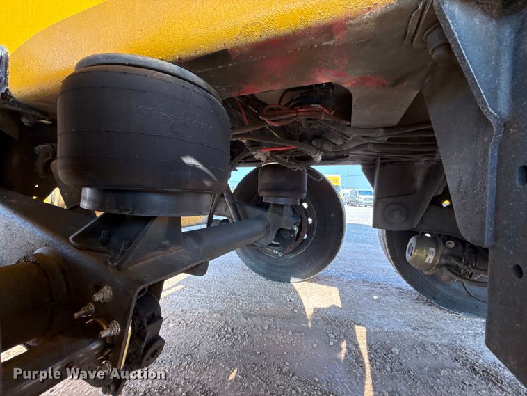 image for item EU2029 2004 Beall BAST-96-3-SB tank trailer