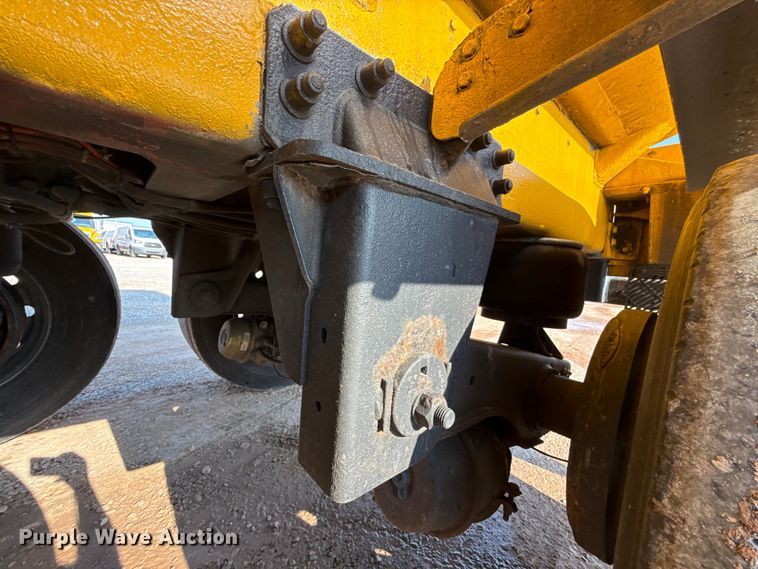 image for item EU2029 2004 Beall BAST-96-3-SB tank trailer