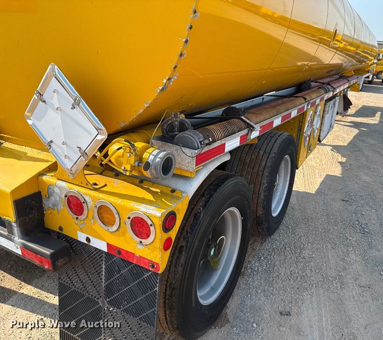 image for item EU2029 2004 Beall BAST-96-3-SB tank trailer