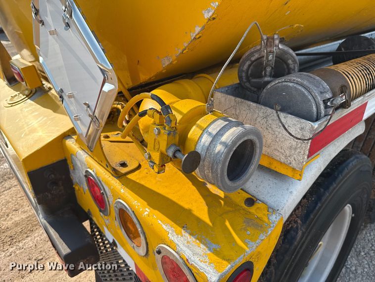 image for item EU2029 2004 Beall BAST-96-3-SB tank trailer