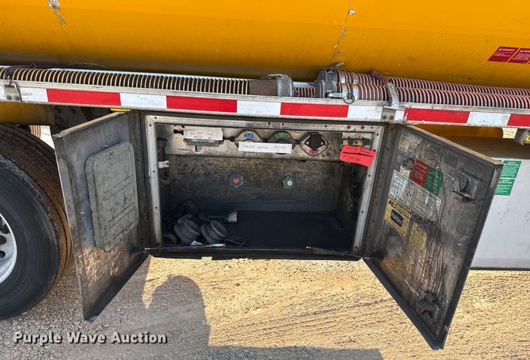 image for item EU2029 2004 Beall BAST-96-3-SB tank trailer