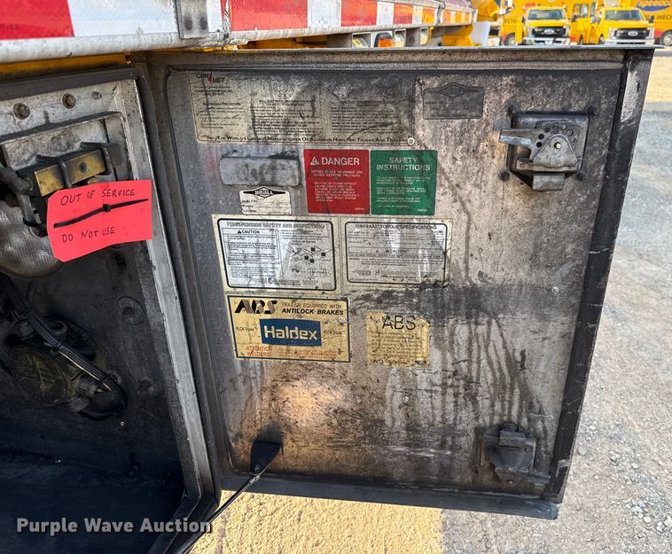 image for item EU2029 2004 Beall BAST-96-3-SB tank trailer