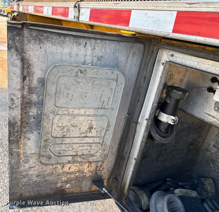 image for item EU2029 2004 Beall BAST-96-3-SB tank trailer