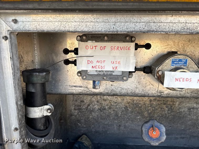 image for item EU2029 2004 Beall BAST-96-3-SB tank trailer