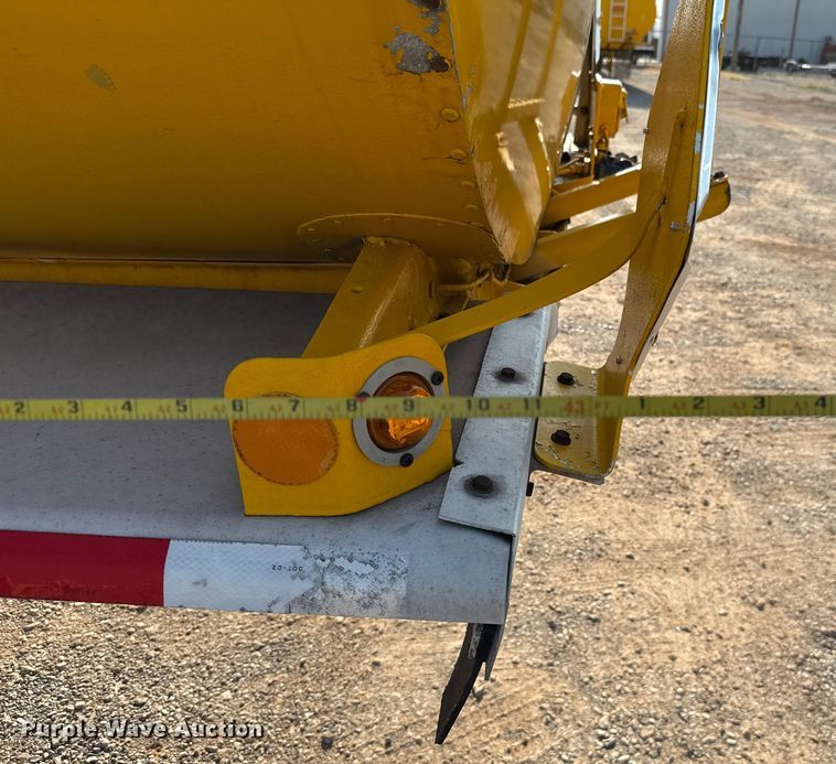 image for item EU2029 2004 Beall BAST-96-3-SB tank trailer