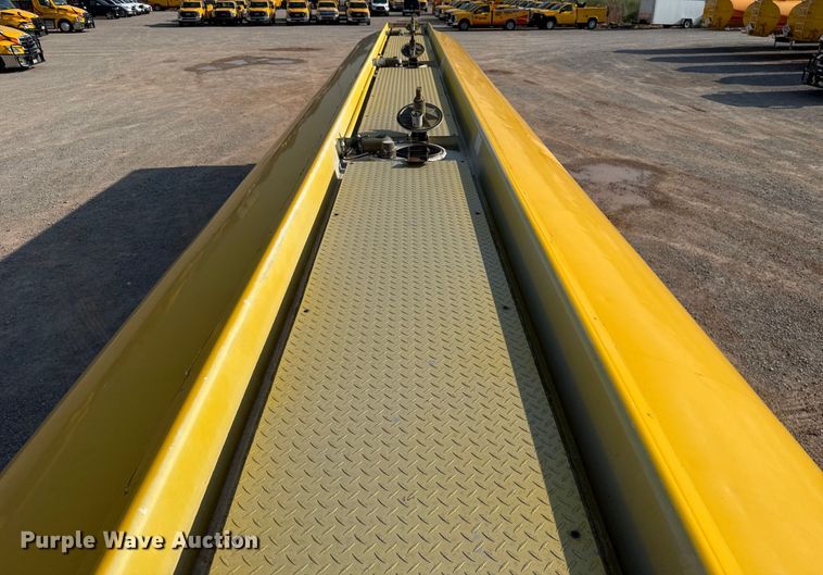 image for item EU2029 2004 Beall BAST-96-3-SB tank trailer