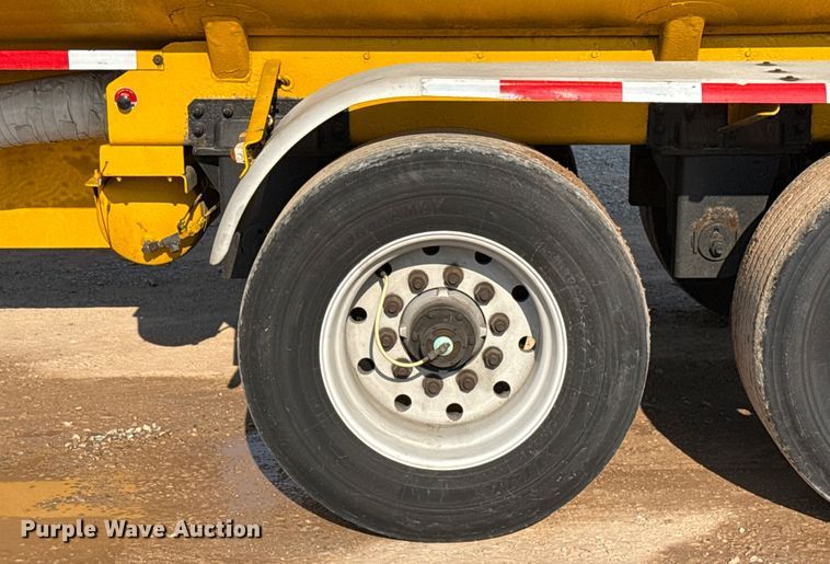 image for item EU2029 2004 Beall BAST-96-3-SB tank trailer