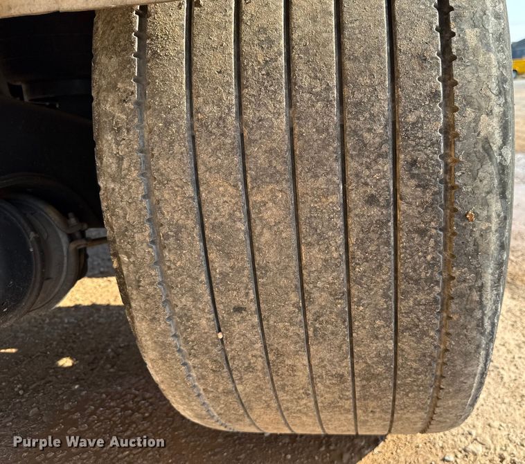 image for item EU2029 2004 Beall BAST-96-3-SB tank trailer