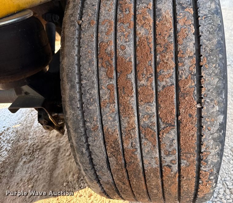 image for item EU2029 2004 Beall BAST-96-3-SB tank trailer