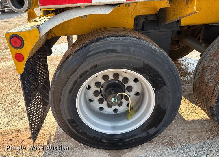 image for item EU2029 2004 Beall BAST-96-3-SB tank trailer