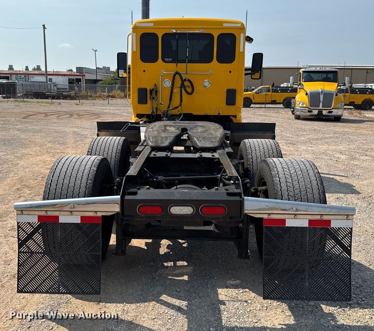 image for item EU2039 2022 Kenworth T680 semi truck