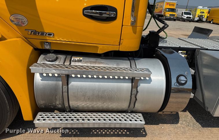 image for item EU2039 2022 Kenworth T680 semi truck