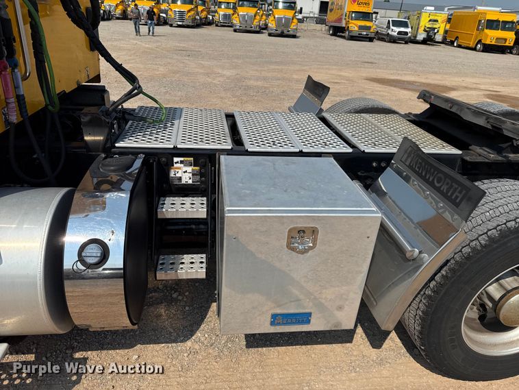 image for item EU2039 2022 Kenworth T680 semi truck