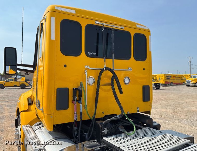 image for item EU2039 2022 Kenworth T680 semi truck