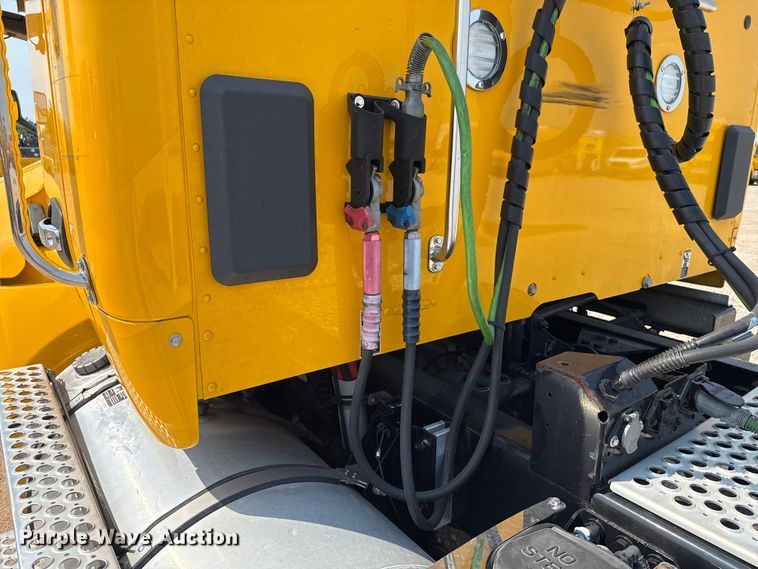 image for item EU2039 2022 Kenworth T680 semi truck