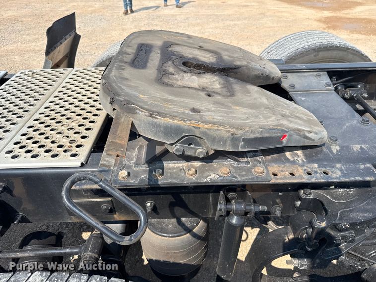 image for item EU2039 2022 Kenworth T680 semi truck