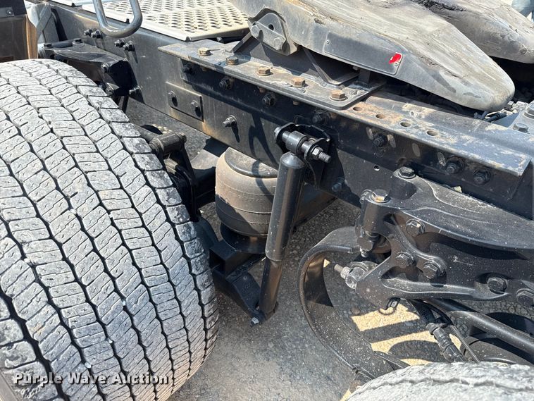 image for item EU2039 2022 Kenworth T680 semi truck