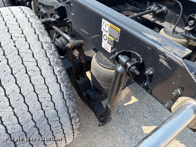 image for item EU2039 2022 Kenworth T680 semi truck