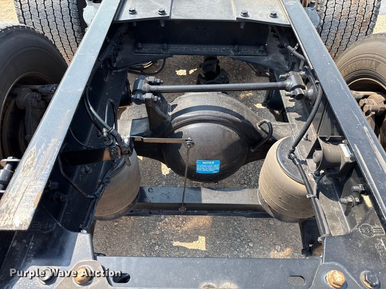 image for item EU2039 2022 Kenworth T680 semi truck