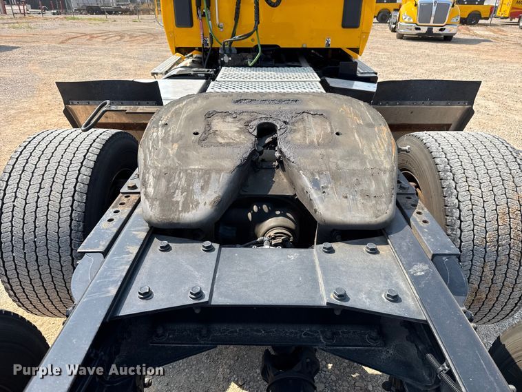 image for item EU2039 2022 Kenworth T680 semi truck