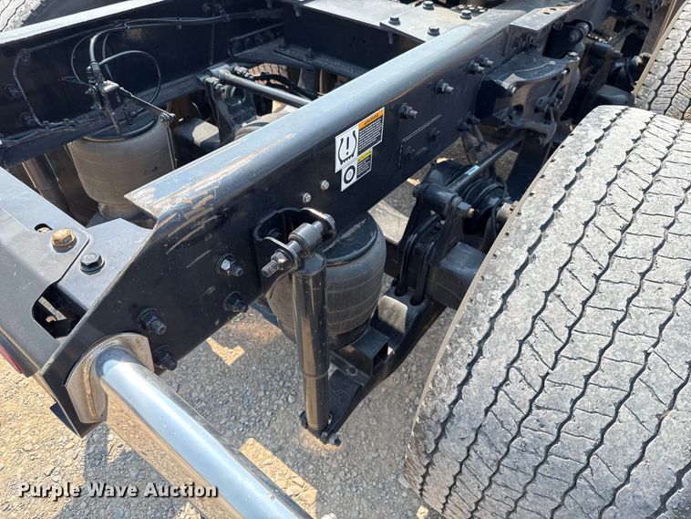 image for item EU2039 2022 Kenworth T680 semi truck