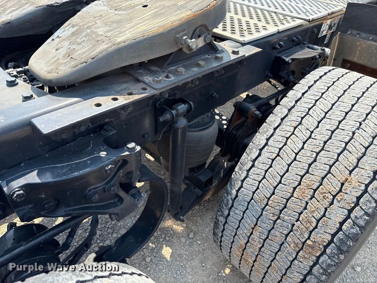 image for item EU2039 2022 Kenworth T680 semi truck