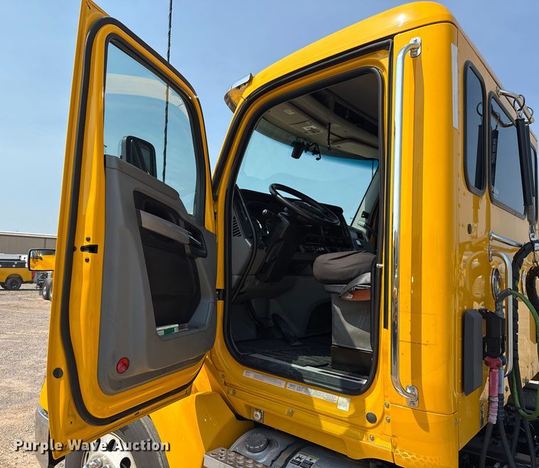 image for item EU2039 2022 Kenworth T680 semi truck
