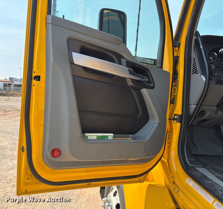 image for item EU2039 2022 Kenworth T680 semi truck