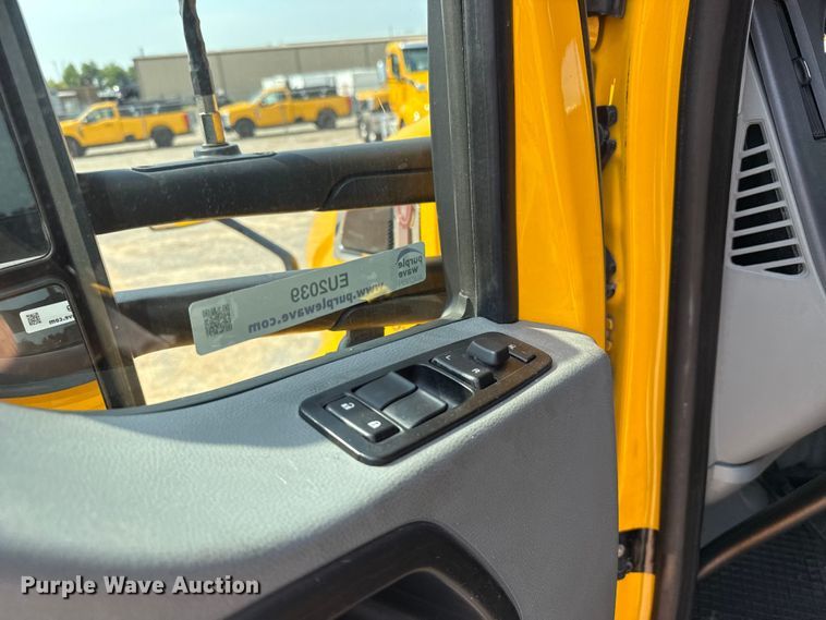 image for item EU2039 2022 Kenworth T680 semi truck