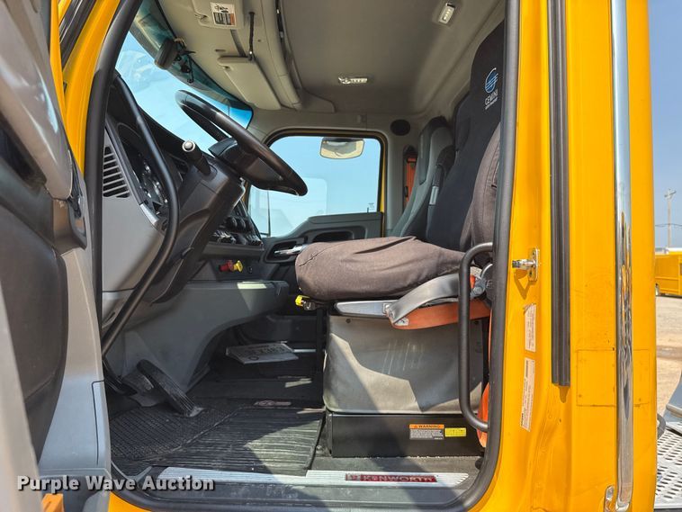 image for item EU2039 2022 Kenworth T680 semi truck