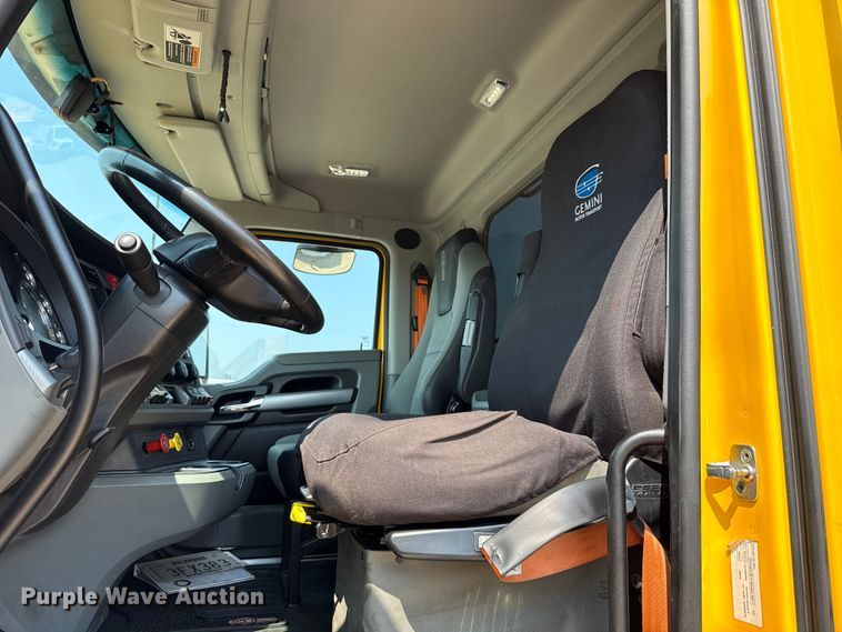 image for item EU2039 2022 Kenworth T680 semi truck