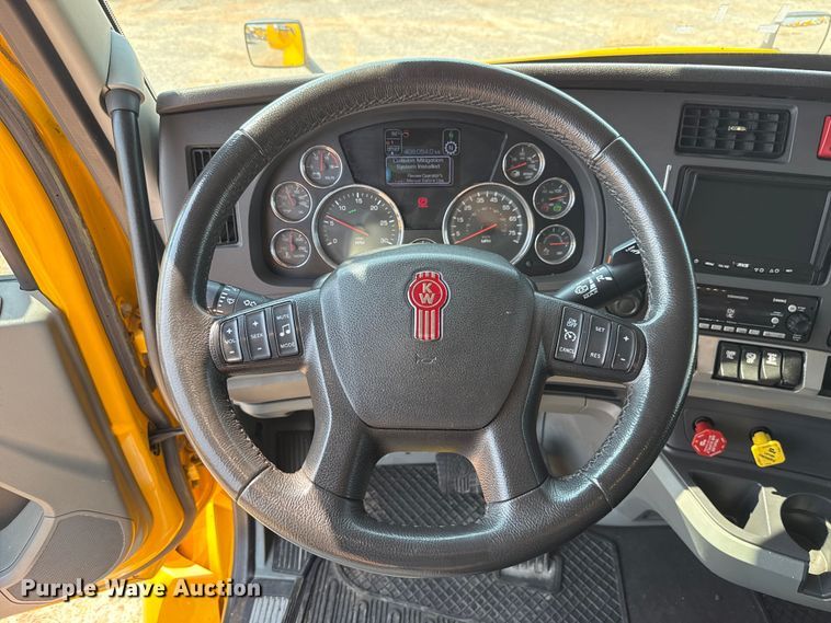 image for item EU2039 2022 Kenworth T680 semi truck