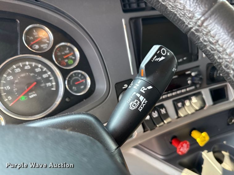 image for item EU2039 2022 Kenworth T680 semi truck