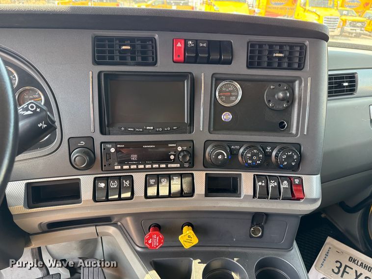 image for item EU2039 2022 Kenworth T680 semi truck