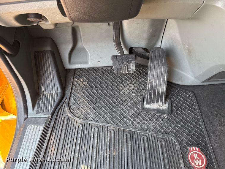 image for item EU2039 2022 Kenworth T680 semi truck