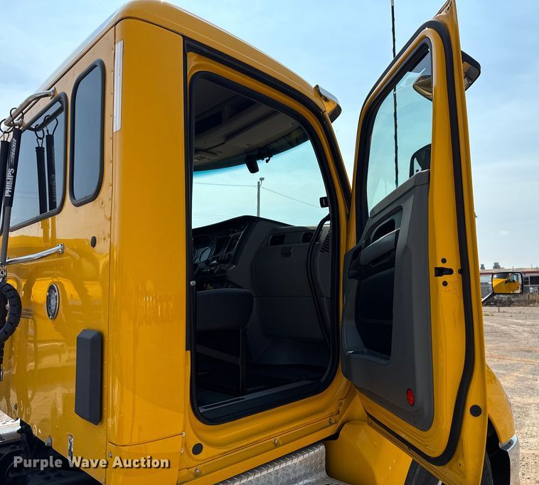 image for item EU2039 2022 Kenworth T680 semi truck